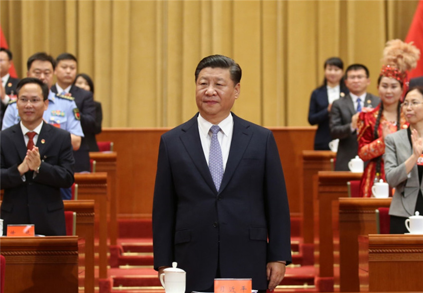 2018年6月26日，中國共產(chǎn)主義青年團(tuán)第十八次全國代表大會(huì)在北京人民大會(huì)堂開幕。這是中共中央總書記、國家主席、中央軍委主席習(xí)近平在主席臺(tái)向與會(huì)代表致意。新華社記者 姚大偉 攝