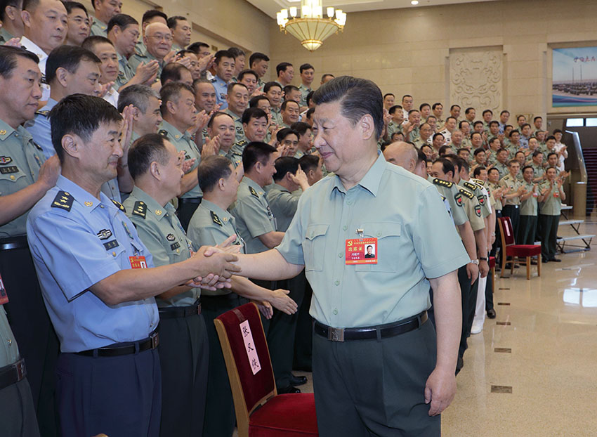 中央軍委黨的建設(shè)會(huì)議2018年8月17日至19日在北京召開。中共中央總書記、國(guó)家主席、中央軍委主席習(xí)近平出席會(huì)議並發(fā)表重要講話。這是習(xí)近平親切接見會(huì)議代表。 新華社記者 李剛  攝