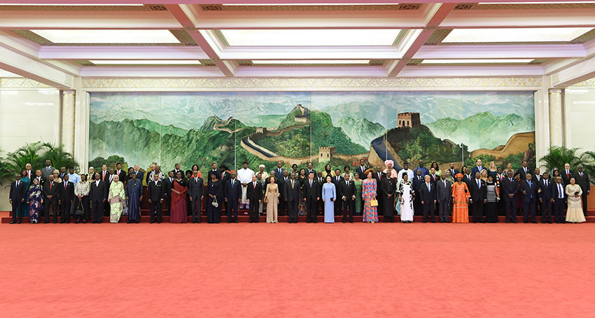 2018年9月3日，國(guó)家主席習(xí)近平和夫人彭麗媛在北京人民大會(huì)堂舉行宴會(huì)，歡迎出席中非合作論壇北京峰會(huì)的外方領(lǐng)導(dǎo)人和夫人。這是晚宴前，習(xí)近平和彭麗媛同外方領(lǐng)導(dǎo)人和夫人在巨幅蘇繡壁畫《長(zhǎng)城》前合影留念。新華社記者 張領(lǐng) 攝