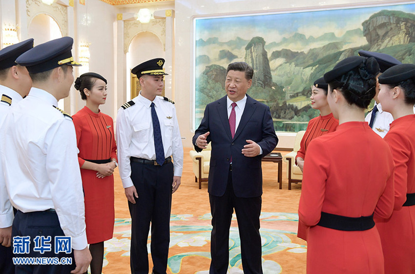 中共中央總書記、國(guó)家主席、中央軍委主席習(xí)近平專門邀請(qǐng)四川航空“中國(guó)民航英雄機(jī)組”全體成員參加慶祝中華人民共和國(guó)成立69周年招待會(huì)。這是2018年9月30日下午國(guó)慶招待會(huì)前，習(xí)近平在人民大會(huì)堂親切會(huì)見他們。 新華社記者 李學(xué)仁 攝