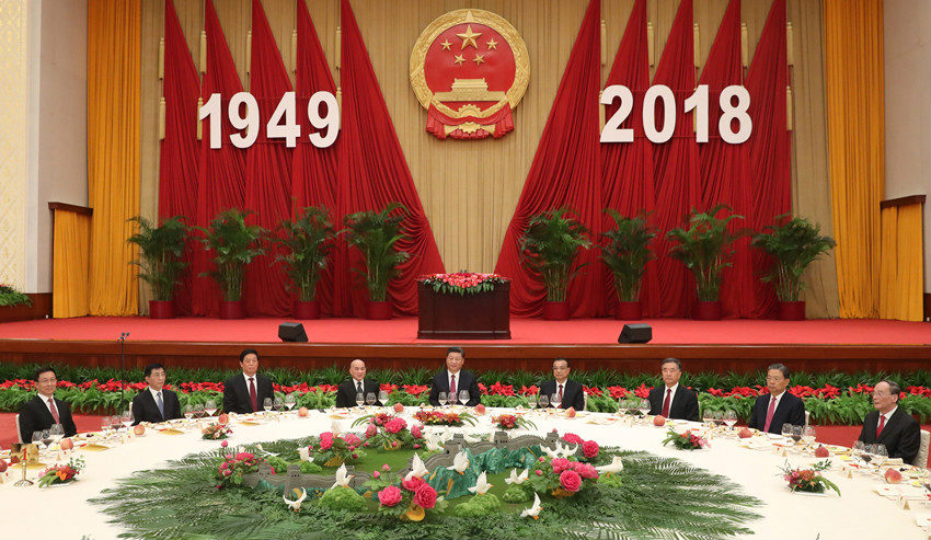 2018年9月30日晚，國(guó)務(wù)院在北京人民大會(huì)堂舉行國(guó)慶招待會(huì)，熱烈慶祝中華人民共和國(guó)成立六十九周年。習(xí)近平、李克強(qiáng)、栗戰(zhàn)書、汪洋、王滬寧、趙樂(lè)際、韓正、王岐山等黨和國(guó)家領(lǐng)導(dǎo)人與中外人士歡聚一堂，共慶佳節(jié)。新華社記者 劉衛(wèi)兵 攝