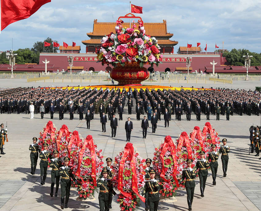 2018年9月30日上午，黨和國(guó)家領(lǐng)導(dǎo)人習(xí)近平、李克強(qiáng)、栗戰(zhàn)書(shū)、汪洋、王滬寧、趙樂(lè)際、韓正、王岐山等來(lái)到北京天安門(mén)廣場(chǎng)，出席烈士紀(jì)念日向人民英雄敬獻(xiàn)花籃儀式。 新華社記者 黃敬文 攝