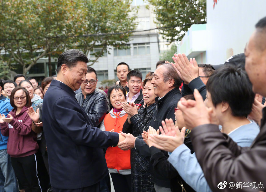 11月6日，中共中央總書記、國家主席、中央軍委主席習(xí)近平在上海考察。這是習(xí)近平在虹口區(qū)市民驛站嘉興路街道第一分站同居民親切握手。 新華社記者 謝環(huán)馳 攝