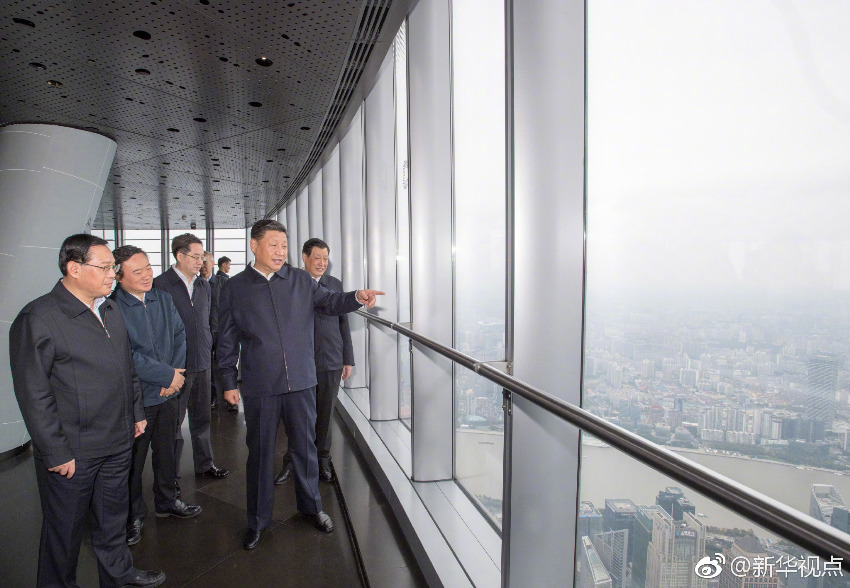 11月6日，中共中央總書記、國家主席、中央軍委主席習(xí)近平在上?？疾?。這是習(xí)近平在上海中心大廈119層觀光廳俯瞰上海城市風(fēng)貌。 新華社記者 李學(xué)仁 攝