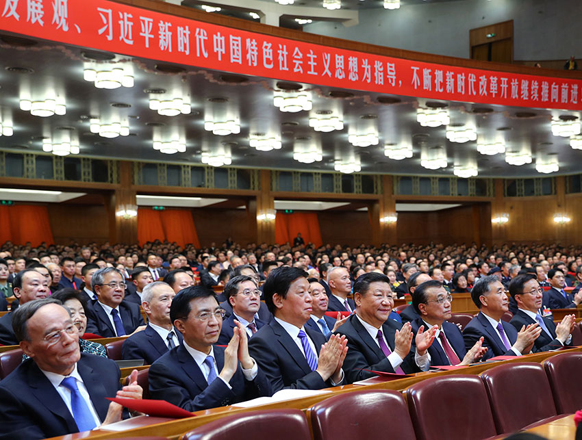 12月14日，慶祝改革開放40周年文藝晚會《我們的四十年》在北京人民大會堂舉行。習近平、李克強、栗戰(zhàn)書、汪洋、王滬寧、韓正、王岐山等黨和國家領導人，與3000多名觀眾一起觀看演出。新華社記者 謝環(huán)馳 攝