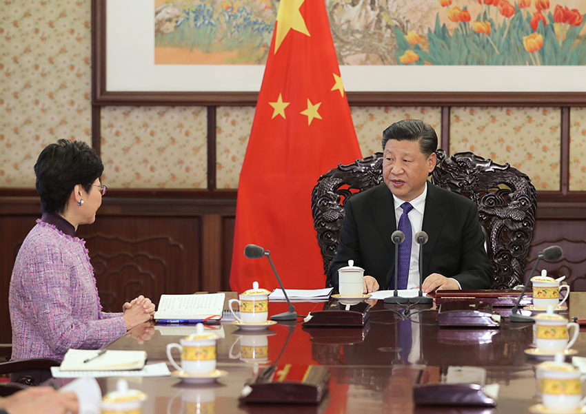 12月17日，國(guó)家主席習(xí)近平在中南海會(huì)見(jiàn)來(lái)京述職的香港特別行政區(qū)行政長(zhǎng)官林鄭月娥。 新華社記者 謝環(huán)馳 攝