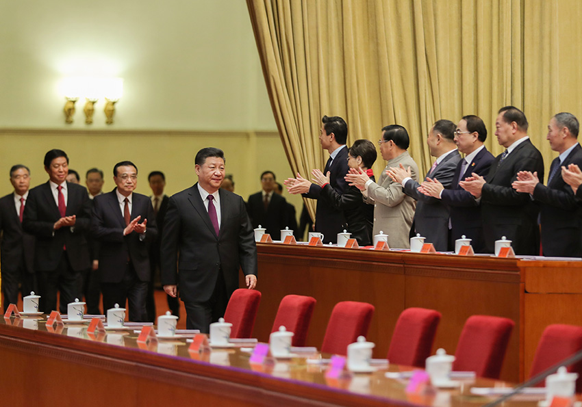 12月18日，慶祝改革開放40周年大會(huì)在北京人民大會(huì)堂隆重舉行。中共中央總書記、國(guó)家主席、中央軍委主席習(xí)近平在大會(huì)上發(fā)表重要講話。這是習(xí)近平、李克強(qiáng)、栗戰(zhàn)書、汪洋、王滬寧、趙樂際、韓正、王岐山等領(lǐng)導(dǎo)同志步入會(huì)場(chǎng)。 新華社記者 謝環(huán)馳 攝