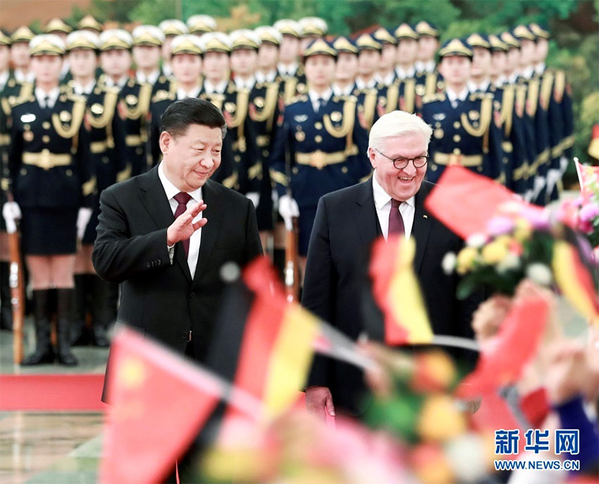 12月10日，國(guó)家主席習(xí)近平在北京人民大會(huì)堂同德國(guó)總統(tǒng)施泰因邁爾舉行會(huì)談。這是會(huì)談前，習(xí)近平在人民大會(huì)堂北大廳為施泰因邁爾舉行歡迎儀式。　新華社記者 龐興雷 攝