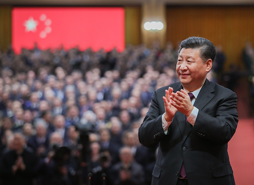 12月18日，慶祝改革開放40周年大會(huì)在北京人民大會(huì)堂隆重舉行。中共中央總書記、國家主席、中央軍委主席習(xí)近平在大會(huì)上發(fā)表重要講話。這是習(xí)近平鼓掌向受表彰人員表示祝賀。 新華社記者 謝環(huán)馳 攝