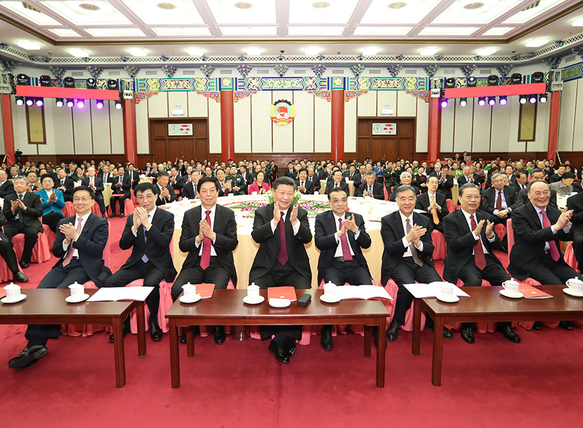 12月29日，全國政協(xié)在北京舉行新年茶話會。黨和國家領導人習近平、李克強、栗戰(zhàn)書、汪洋、王滬寧、趙樂際、韓正、王岐山出席茶話會並觀看演出。新華社記者 黃敬文 攝