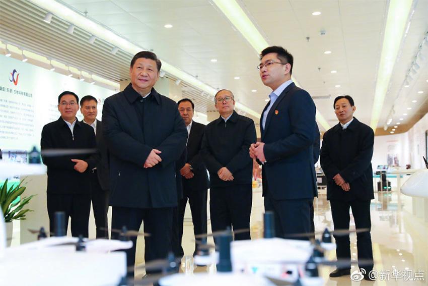 1月17日，中共中央總書記、國(guó)家主席、中央軍委主席習(xí)近平在天津考察調(diào)研。這是習(xí)近平在天津?yàn)I海——中關(guān)村協(xié)同創(chuàng)新展示中心仔細(xì)觀看無(wú)人機(jī)集群智能控制系統(tǒng)產(chǎn)品展示。 新華社記者 謝環(huán)馳 攝