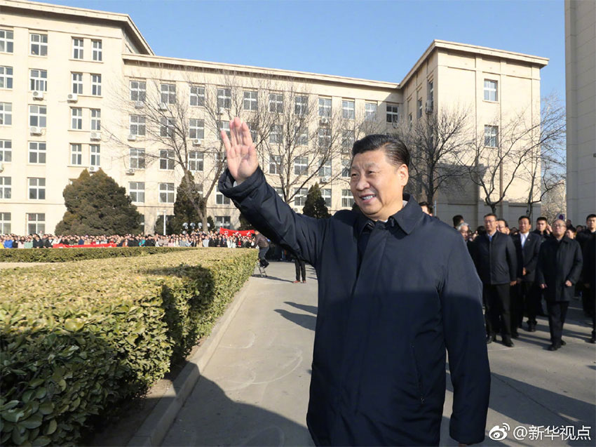 1月17日，中共中央總書記、國家主席、中央軍委主席習近平在天津考察調研。這是習近平在天津南開大學向學生揮手致意。 新華社記者 鞠鵬 攝