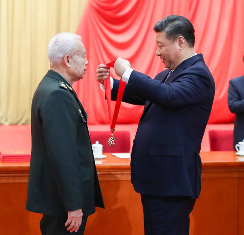 1月8日，2018年度國家科學(xué)技術(shù)獎勵大會在北京人民大會堂隆重舉行。這是中共中央總書記、國家主席、中央軍委主席習(xí)近平向獲得2018年度國家最高科學(xué)技術(shù)獎的中國人民解放軍陸軍工程大學(xué)錢七虎院士頒發(fā)獎?wù)隆?新華社記者 謝環(huán)馳 攝