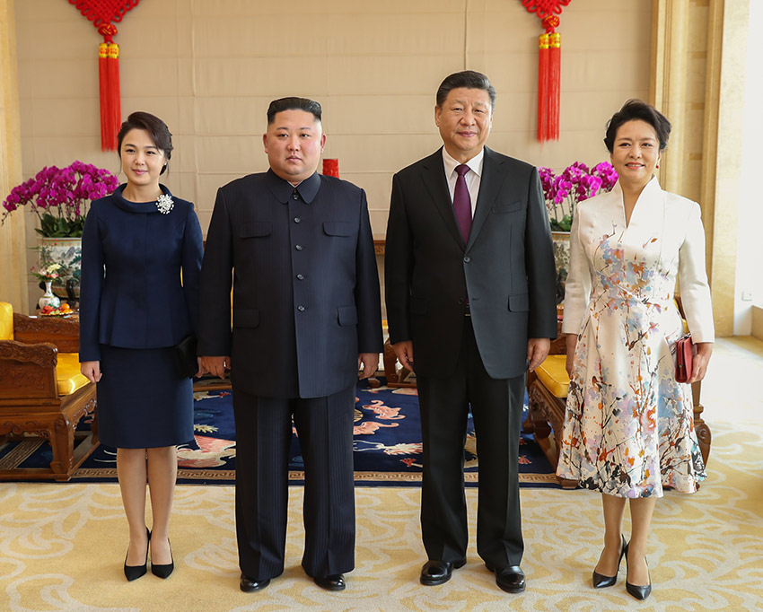 1月8日，中共中央總書記、國家主席習近平同當日抵京的朝鮮勞動黨委員長、國務(wù)委員會委員長金正恩舉行會談。1月9日，習近平在北京飯店會見金正恩。這是習近平和夫人彭麗媛同金正恩和夫人李雪主合影。 新華社記者 黃敬文 攝