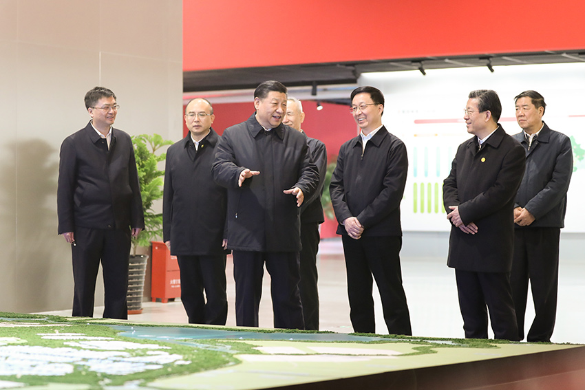 1月16日至18日，中共中央總書記、國家主席、中央軍委主席習(xí)近平在京津冀考察，主持召開京津冀協(xié)同發(fā)展座談會並發(fā)表重要講話。這是1月16日上午，習(xí)近平在河北雄安新區(qū)規(guī)劃展示中心，仔細(xì)聽取新區(qū)總體規(guī)劃、政策體系及建設(shè)情況介紹。 新華社記者 鞠鵬 攝