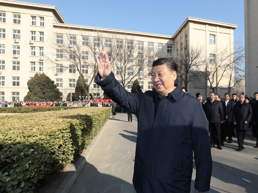 1月17日，中共中央總書記、國家主席、中央軍委主席習(xí)近平在天津考察調(diào)研。這是習(xí)近平在天津南開大學(xué)向?qū)W生揮手致意。 新華社記者 鞠鵬 攝