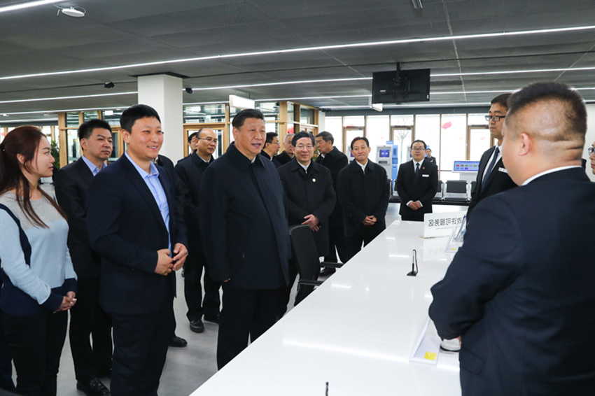 1月16日，中共中央總書記、國家主席、中央軍委主席習(xí)近平在河北雄安新區(qū)考察調(diào)研。這是習(xí)近平在雄安新區(qū)政務(wù)服務(wù)中心同工作人員和辦事群眾親切交談。 新華社記者 謝環(huán)馳 攝
