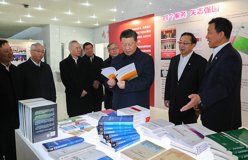 1月16日至18日，中共中央總書記、國家主席、中央軍委主席習近平在京津冀考察，主持召開京津冀協(xié)同發(fā)展座談會並發(fā)表重要講話。這是1月17日上午，習近平在天津南開大學參觀校史展覽。 新華社記者 謝環(huán)馳 攝