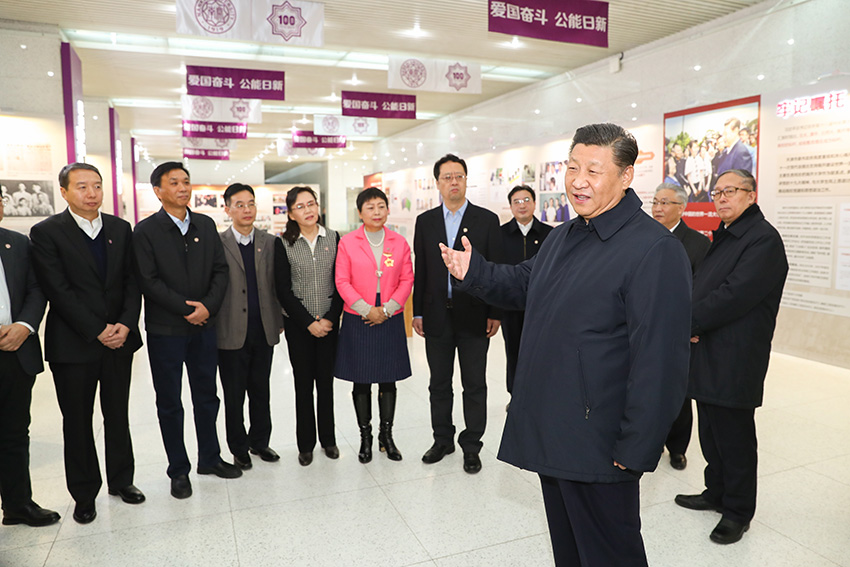 1月16日至18日，中共中央總書記、國(guó)家主席、中央軍委主席習(xí)近平在京津冀考察，主持召開(kāi)京津冀協(xié)同發(fā)展座談會(huì)並發(fā)表重要講話。這是1月17日上午，習(xí)近平在天津南開(kāi)大學(xué)同部分院士、專家及中青年教師代表進(jìn)行交流。 新華社記者 謝環(huán)馳 攝