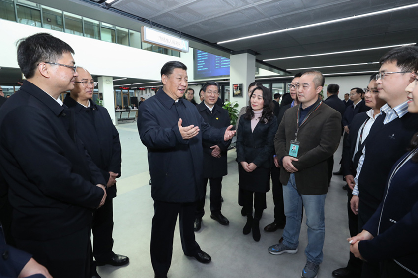 1月16日，中共中央總書記、國家主席、中央軍委主席習(xí)近平在河北雄安新區(qū)考察調(diào)研。這是習(xí)近平在雄安新區(qū)政務(wù)服務(wù)中心同部分進駐雄安新區(qū)的企業(yè)代表親切交談。 新華社記者 鞠鵬 攝
