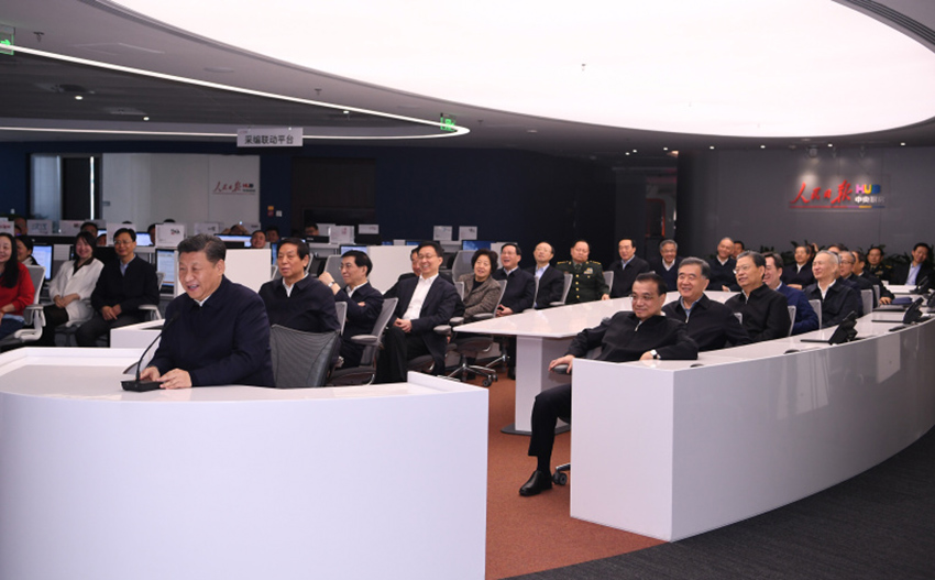 1月25日，中共中央政治局在人民日報社就全媒體時代和媒體融合發(fā)展舉行第十二次集體學(xué)習(xí)。這是在移動報道指揮平臺前，中共中央總書記習(xí)近平同正在河北省承德市灤平縣平坊滿族鄉(xiāng)於營村採訪的記者和扶貧駐村第一書記連線交流，了解該村脫貧攻堅工作進(jìn)展情況。新華社記者 燕雁 攝