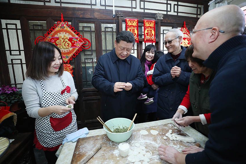 2月1日，中共中央總書記、國(guó)家主席、中央軍委主席習(xí)近平在北京看望慰問基層干部群眾，考察北京冬奧會(huì)、冬殘奧會(huì)籌辦工作。這是1日上午，習(xí)近平在前門東區(qū)草廠四條胡同，同朱茂錦一家人包餃子、聊家常。 新華社記者 鞠鵬 攝