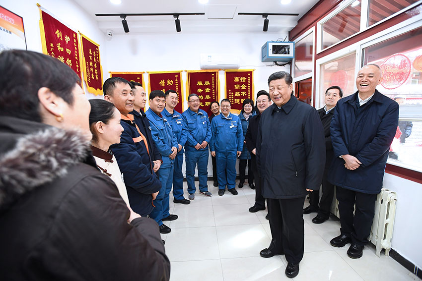 2月1日，中共中央總書記、國家主席、中央軍委主席習(xí)近平在北京看望慰問基層干部群眾，考察北京冬奧會(huì)、冬殘奧會(huì)籌辦工作。這是1日上午，習(xí)近平在前門東區(qū)草廠四條胡同物業(yè)服務(wù)站，看望慰問街道、社區(qū)工作人員和物業(yè)員工。 新華社記者 謝環(huán)馳 攝