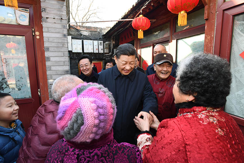 2月1日，中共中央總書記、國家主席、中央軍委主席習(xí)近平在北京看望慰問基層干部群眾，考察北京冬奧會、冬殘奧會籌辦工作。這是1日上午，習(xí)近平來到前門東區(qū)草廠四條胡同看望慰問群眾。 新華社記者 謝環(huán)馳 攝