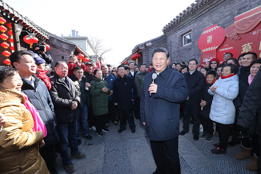2月1日，中共中央總書記、國家主席、中央軍委主席習近平在北京看望慰問基層干部群眾，考察北京冬奧會、冬殘奧會籌辦工作。這是1日上午，習近平在前門東區(qū)草廠四條胡同給大家拜年，並向全國各族人民致以新春祝福。 新華社記者 鞠鵬 攝