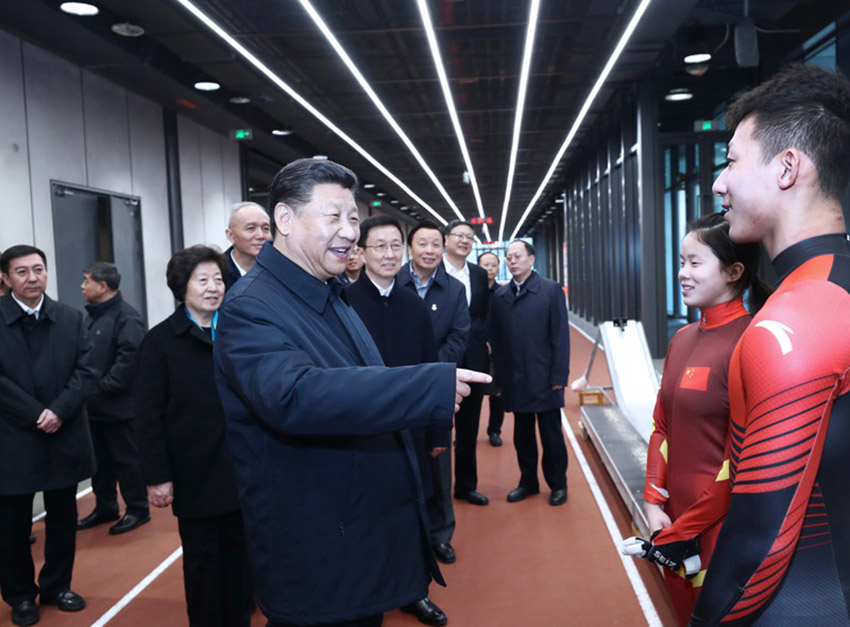 2月1日，中共中央總書記、國家主席、中央軍委主席習(xí)近平在北京看望慰問基層干部群眾，考察北京冬奧會(huì)、冬殘奧會(huì)籌辦工作。這是1日下午，習(xí)近平在國家冬季運(yùn)動(dòng)訓(xùn)練中心勉勵(lì)正在訓(xùn)練備戰(zhàn)的運(yùn)動(dòng)員、教練員。新華社記者 鞠鵬 攝