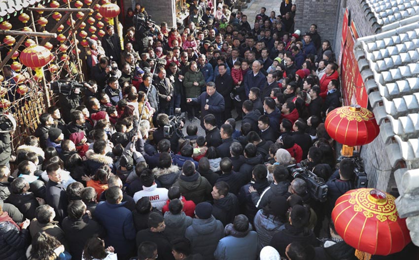 2月1日，中共中央總書記、國家主席、中央軍委主席習(xí)近平在北京看望慰問基層干部群眾，考察北京冬奧會、冬殘奧會籌辦工作。這是1日上午，習(xí)近平在前門東區(qū)草廠四條胡同給大家拜年，並向全國各族人民致以新春祝福。 新華社記者 丁海濤 攝