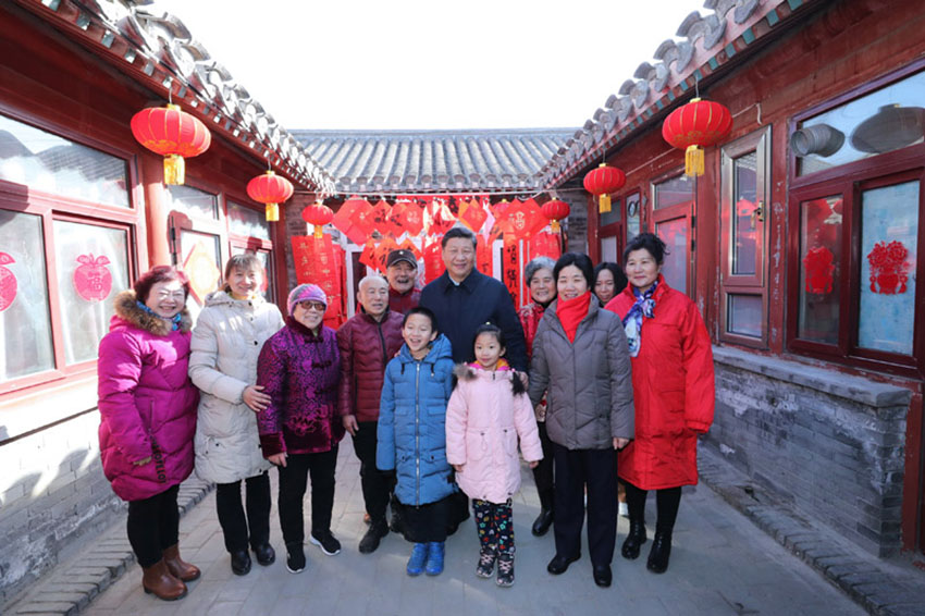 2月1日，中共中央總書記、國家主席、中央軍委主席習近平在北京看望慰問基層干部群眾，考察北京冬奧會、冬殘奧會籌辦工作。這是1日上午，習近平來到前門東區(qū)草廠四條胡同看望慰問群眾時，同市民侯雅明一家合影。 新華社記者 鞠鵬 攝
