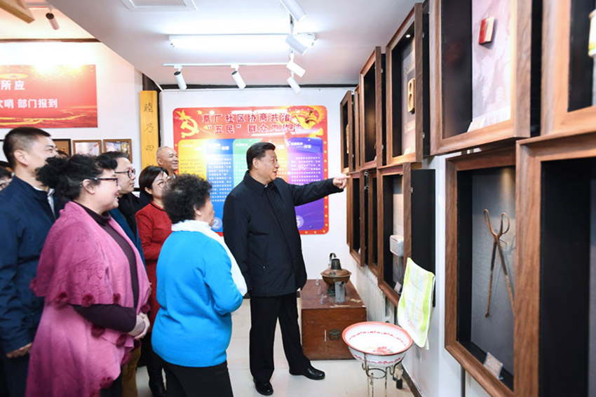 2月1日，中共中央總書(shū)記、國(guó)家主席、中央軍委主席習(xí)近平在北京看望慰問(wèn)基層干部群眾，考察北京冬奧會(huì)、冬殘奧會(huì)籌辦工作。這是1日上午，習(xí)近平在前門(mén)東區(qū)草廠四條“小院議事廳”同正在議事的居民親切交談。 新華社記者 謝環(huán)馳 攝