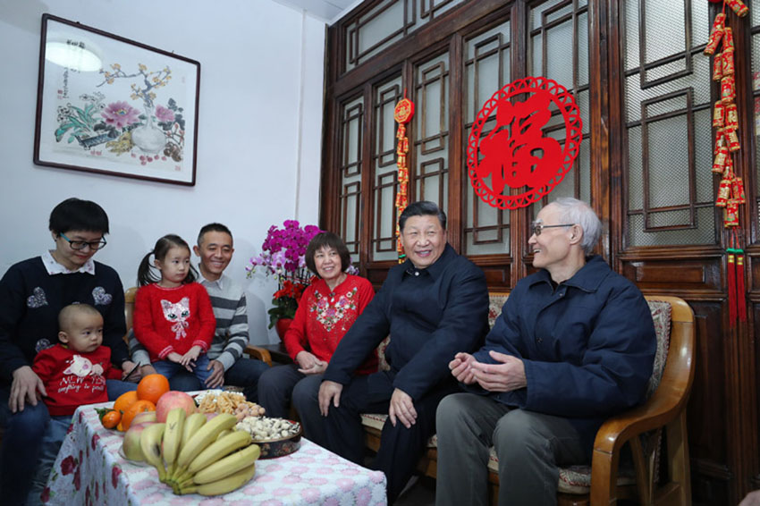 2月1日，中共中央總書記、國(guó)家主席、中央軍委主席習(xí)近平在北京看望慰問基層干部群眾，考察北京冬奧會(huì)、冬殘奧會(huì)籌辦工作。這是1日上午，習(xí)近平來到前門東區(qū)草廠四條胡同看望市民朱茂錦一家。 新華社記者 鞠鵬 攝