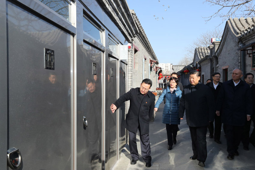2月1日，中共中央總書記、國(guó)家主席、中央軍委主席習(xí)近平在北京看望慰問基層干部群眾，考察北京冬奧會(huì)、冬殘奧會(huì)籌辦工作。這是1日上午，習(xí)近平來到前門東區(qū)，沿草廠四條胡同步行察看街巷風(fēng)貌。 新華社記者 鞠鵬 攝