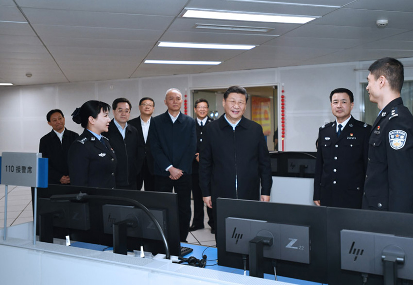 2月1日，中共中央總書記、國家主席、中央軍委主席習(xí)近平在北京看望慰問基層干部群眾，考察北京冬奧會(huì)、冬殘奧會(huì)籌辦工作。這是1日上午，習(xí)近平在北京市公安局看望慰問公安干警，並向全國廣大公安干警拜年。 新華社記者 謝環(huán)馳 攝