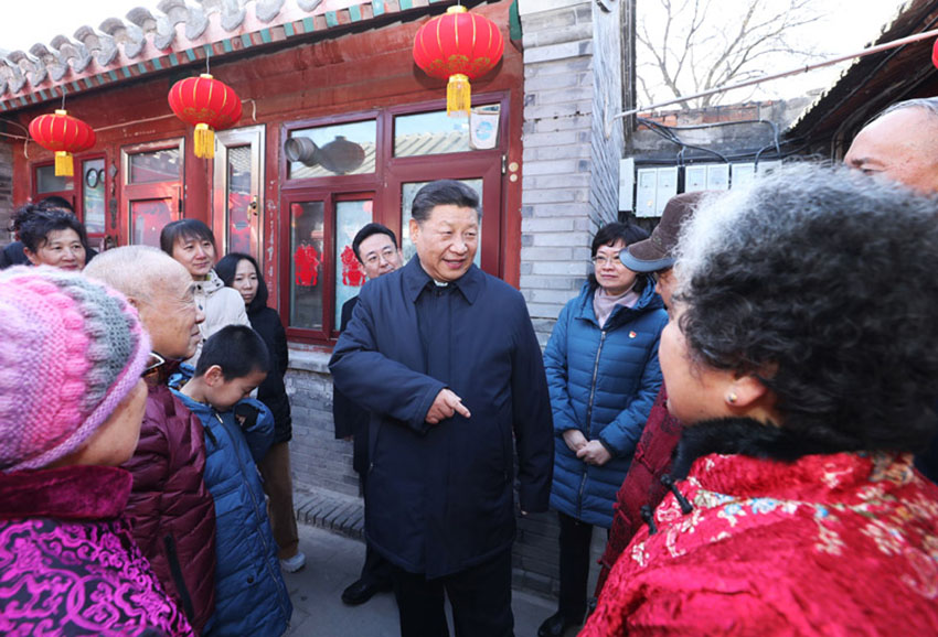 2月1日，中共中央總書記、國家主席、中央軍委主席習(xí)近平在北京看望慰問基層干部群眾，考察北京冬奧會、冬殘奧會籌辦工作。這是1日上午，習(xí)近平來到前門東區(qū)草廠四條胡同看望慰問群眾。 新華社記者 鞠鵬 攝