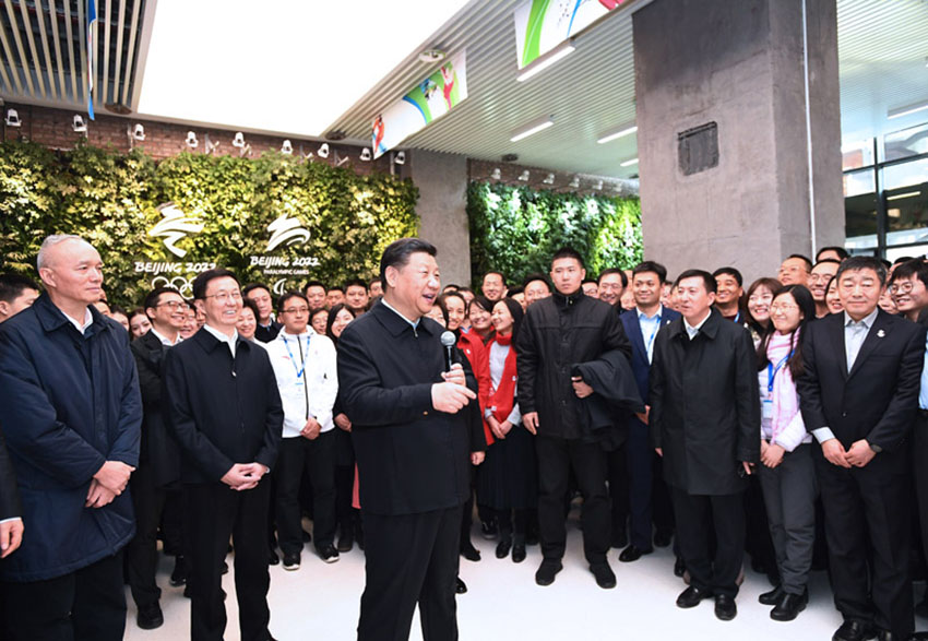 2月1日，中共中央總書記、國家主席、中央軍委主席習(xí)近平在北京看望慰問基層干部群眾，考察北京冬奧會(huì)、冬殘奧會(huì)籌辦工作。這是1日下午，習(xí)近平在石景山首鋼園區(qū)冬奧組委辦公樓，看望慰問北京冬奧組委工作人員和志願(yuàn)者代表。 新華社記者 謝環(huán)馳 攝