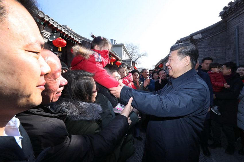2月1日，中共中央總書記、國家主席、中央軍委主席習近平在北京看望慰問基層干部群眾，考察北京冬奧會、冬殘奧會籌辦工作。這是1日上午，習近平來到前門東區(qū)草廠四條胡同看望慰問群眾。 新華社記者 鞠鵬 攝