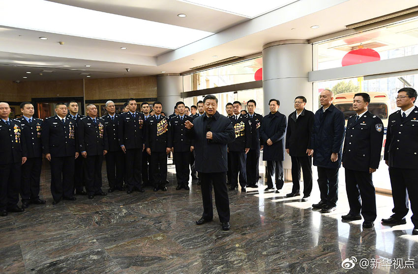 中華民族傳統(tǒng)節(jié)日農(nóng)歷春節(jié)來臨之際，習(xí)近平總書記在北京看望慰問基層干部群眾，向全國各族人民致以美好的新春祝福。2月1日上午，習(xí)近平首先來到北京市公安局考察調(diào)研，看望公安干警，並視頻連線一線執(zhí)勤民警。（記者張曉鬆、謝環(huán)馳）