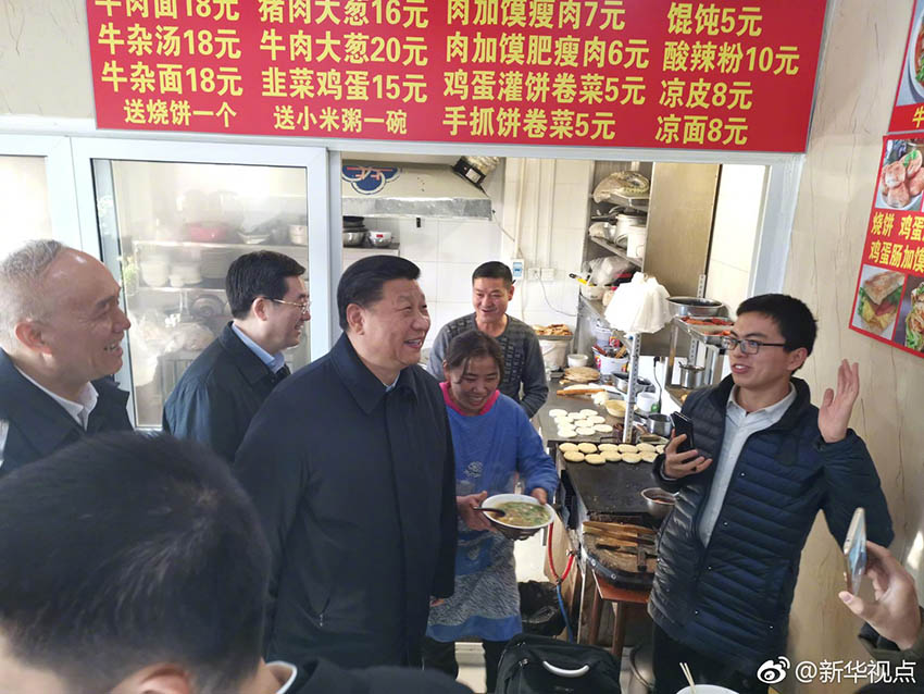 2月1日中午，習近平結(jié)束在北京市前門東區(qū)看望慰問乘車返回途中，特意走進位於前門石頭胡同的快遞服務(wù)點、小吃店，看望仍在工作的“快遞小哥”等勞動者，了解他們工作和生活情況。 ???