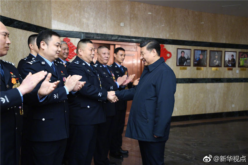 中華民族傳統(tǒng)節(jié)日農(nóng)歷春節(jié)來臨之際，習近平總書記在北京看望慰問基層干部群眾，向全國各族人民致以美好的新春祝福。2月1日上午，習近平首先來到北京市公安局考察調(diào)研，看望公安干警，並視頻連線一線執(zhí)勤民警。（記者張曉鬆、謝環(huán)馳）
