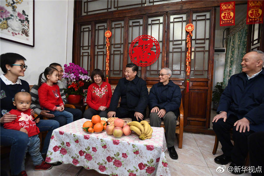 2月1日上午，習(xí)近平來(lái)到北京前門(mén)東區(qū)，沿草廠四條胡同步行察看街巷風(fēng)貌，走進(jìn)居民家中看望慰問(wèn)，了解居民生活情況，與群眾一起包餃子、拉家常，並向大家致以新春祝福。（記者張曉鬆、謝環(huán)馳、鞠鵬）