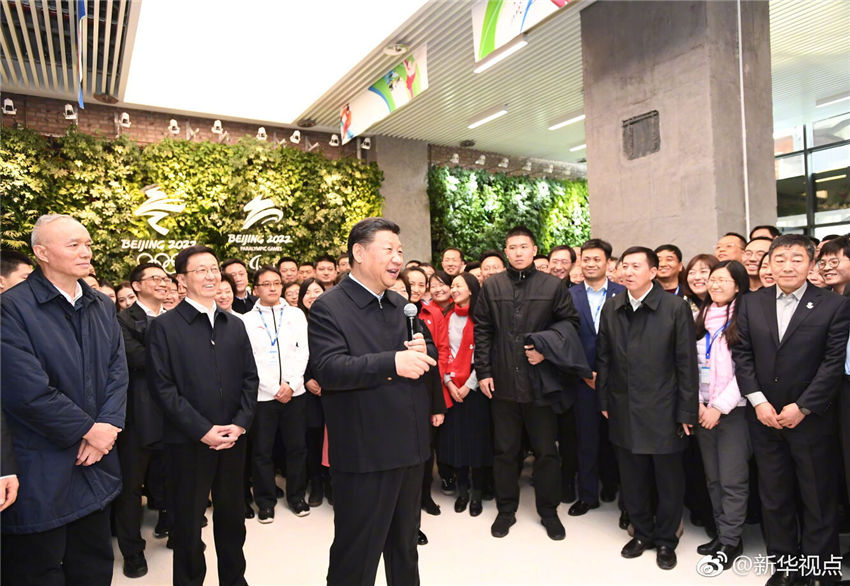 2月1日，中共中央總書記、國家主席、中央軍委主席習近平在北京看望慰問基層干部群眾，考察北京冬奧會、冬殘奧會籌辦工作。這是1日下午，習近平在石景山首鋼園區(qū)冬奧組委辦公樓，看望慰問北京冬奧組委工作人員和志願者代表。新華社記者 謝環(huán)馳 攝