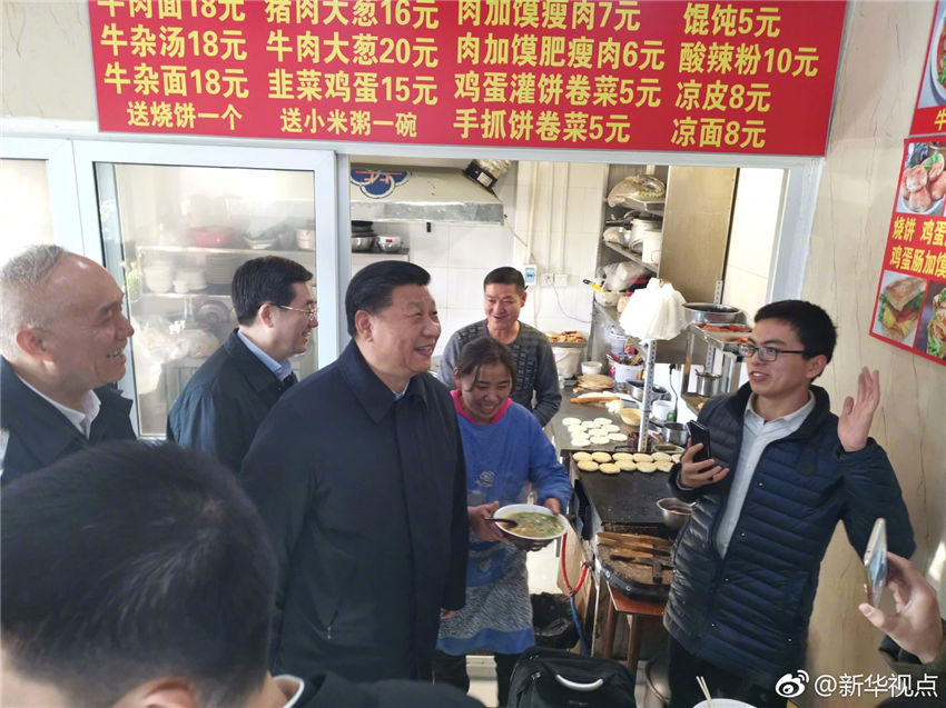 2月1日中午，習(xí)近平結(jié)束在北京市前門東區(qū)看望慰問乘車返回途中，特意走進(jìn)位於前門石頭胡同的快遞服務(wù)點(diǎn)、小吃店，看望仍在工作的“快遞小哥”等勞動(dòng)者，了解他們工作和生活情況。