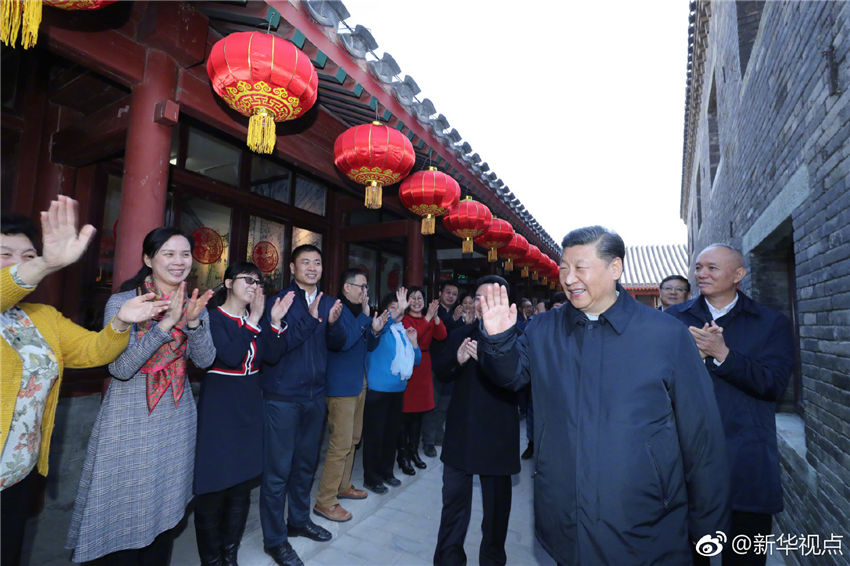 2月1日，中共中央總書記、國(guó)家主席、中央軍委主席習(xí)近平在北京看望慰問(wèn)基層干部群眾，考察北京冬奧會(huì)、冬殘奧會(huì)籌辦工作。這是1日上午，習(xí)近平來(lái)到前門東區(qū)草廠四條胡同看望慰問(wèn)群眾。新華社記者 鞠鵬 攝