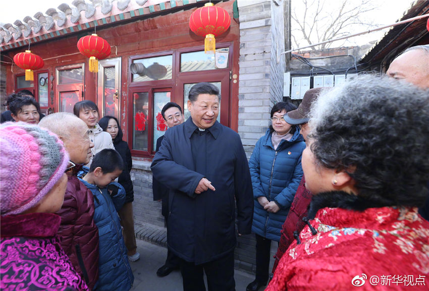 2月1日，中共中央總書(shū)記、國(guó)家主席、中央軍委主席習(xí)近平在北京看望慰問(wèn)基層干部群眾，考察北京冬奧會(huì)、冬殘奧會(huì)籌辦工作。這是1日上午，習(xí)近平來(lái)到前門(mén)東區(qū)草廠四條胡同看望慰問(wèn)群眾。新華社記者 鞠鵬 攝