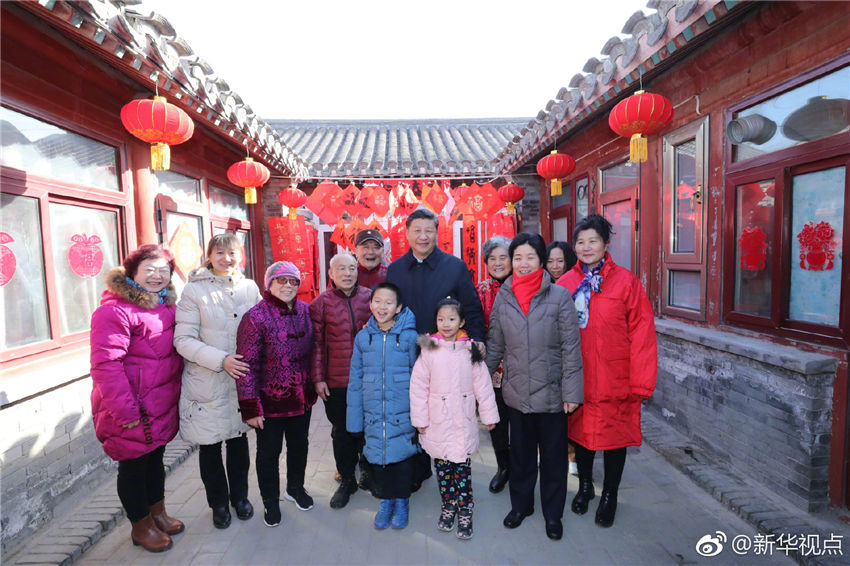 2月1日，中共中央總書記、國家主席、中央軍委主席習(xí)近平在北京看望慰問基層干部群眾，考察北京冬奧會、冬殘奧會籌辦工作。這是1日上午，習(xí)近平來到前門東區(qū)草廠四條胡同看望慰問群眾時，同市民侯雅明一家合影。新華社記者 鞠鵬 攝