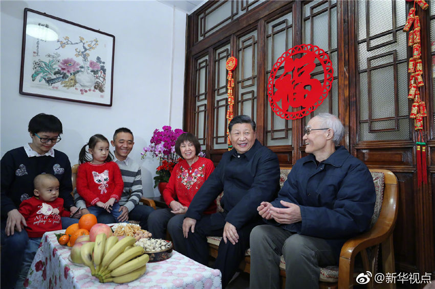 2月1日，中共中央總書記、國家主席、中央軍委主席習(xí)近平在北京看望慰問基層干部群眾，考察北京冬奧會、冬殘奧會籌辦工作。這是1日上午，習(xí)近平來到前門東區(qū)草廠四條胡同看望市民朱茂錦一家。新華社記者 鞠鵬 攝