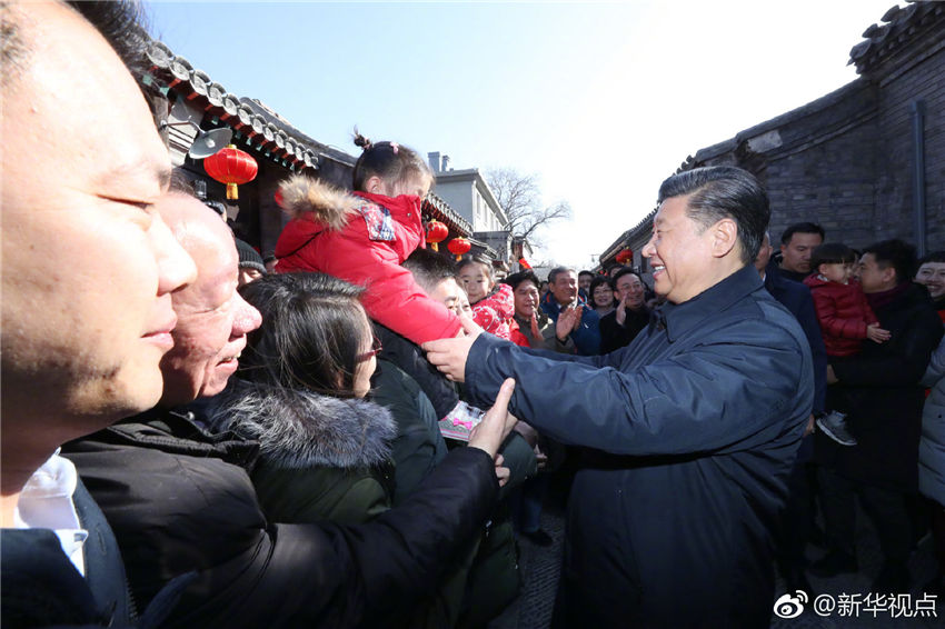 2月1日，中共中央總書記、國(guó)家主席、中央軍委主席習(xí)近平在北京看望慰問(wèn)基層干部群眾，考察北京冬奧會(huì)、冬殘奧會(huì)籌辦工作。這是1日上午，習(xí)近平來(lái)到前門東區(qū)草廠四條胡同看望慰問(wèn)群眾。新華社記者 鞠鵬 攝